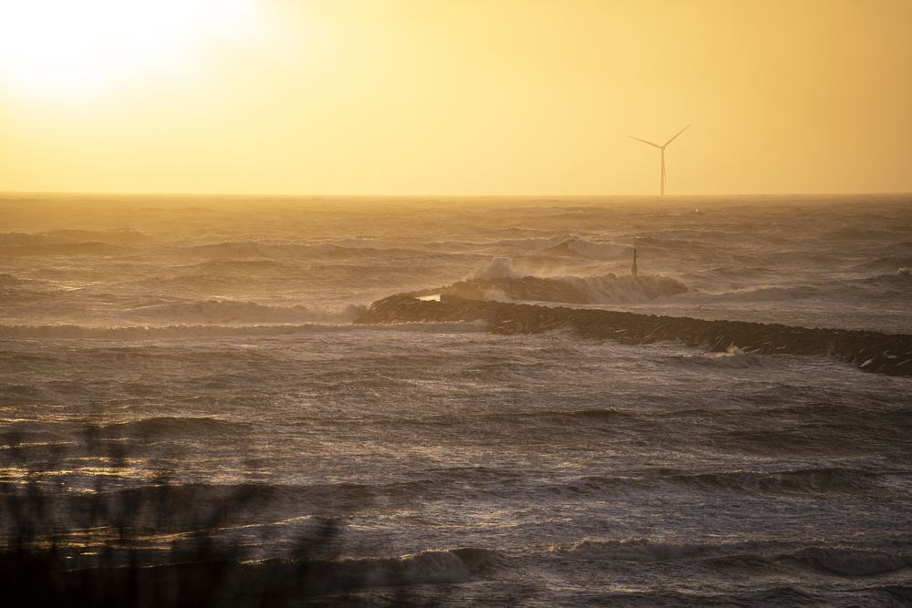 Aufziehender Sturmhimmel über der Nordsee bei Sonnenuntergang